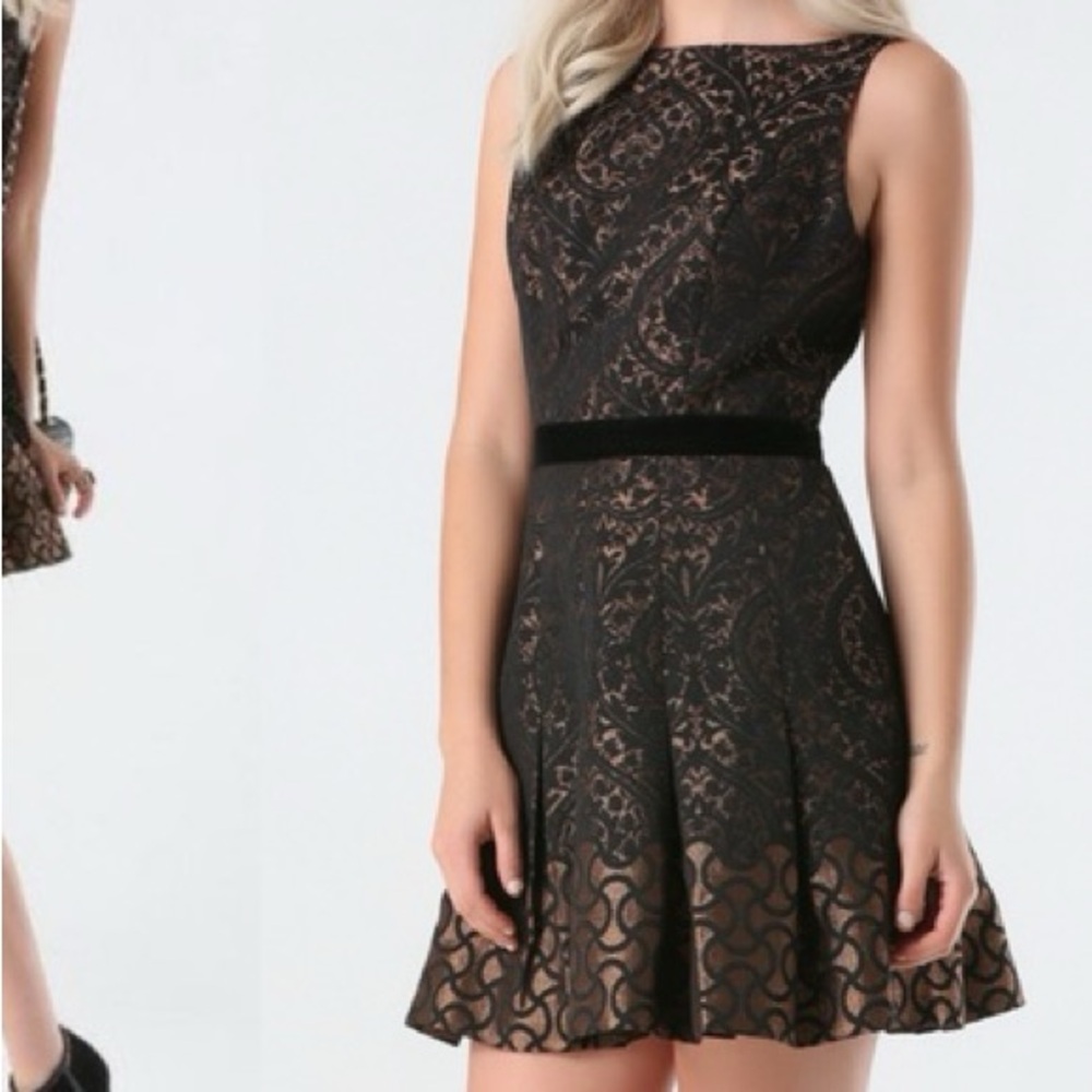 Bebe MAJESTIC METALLIC
LINA JACQUARD FLARE DRESS 00 NWT